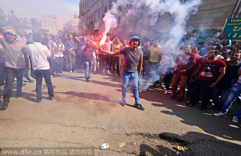 Egyptian students protest against military rule, support Mohammed Morsi