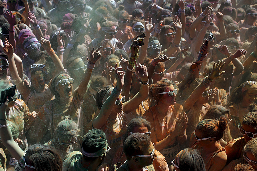 Color run illuminates Paris