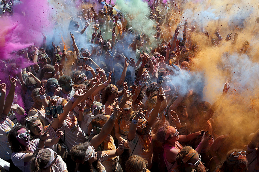 Color run illuminates Paris