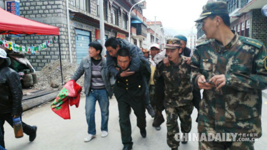 Chinese rescue team on way to Nepal as toll exceeds 1,000