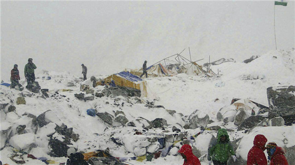 Survivor documents aftermath of Mt Qomolangma avalanche