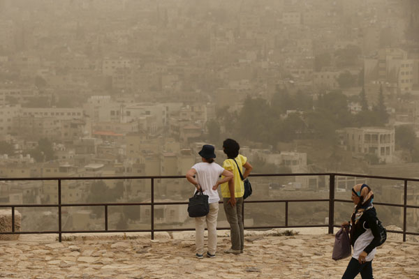 Unseasonal sandstorm sweeps across Mideast