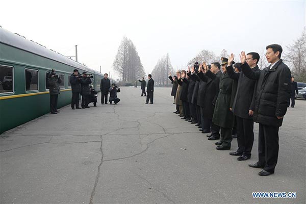 DPRK troupes arrive in China for performance