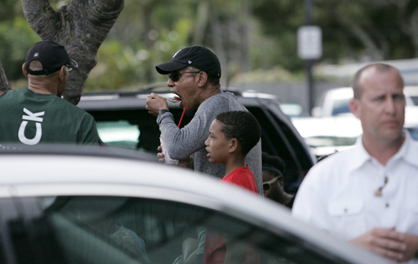 Obama visits shave ice shop during Christmas holiday vacation