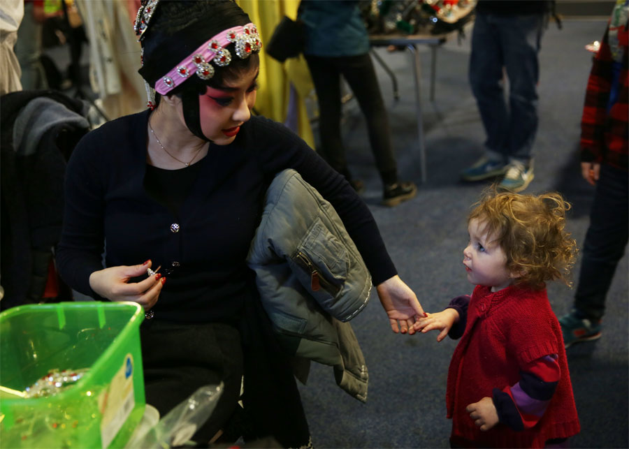 Sichuan opera charms British children