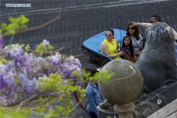 Spring scenery attracts tourists in Rome