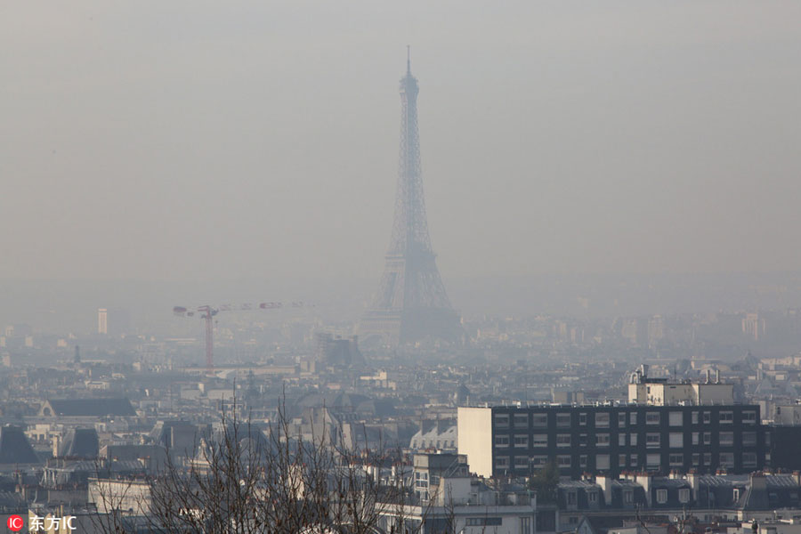 Paris limits vehicle use to fight pollution