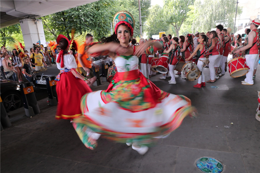 Thousands of revelers enjoy colorful Notting Hill Carnival